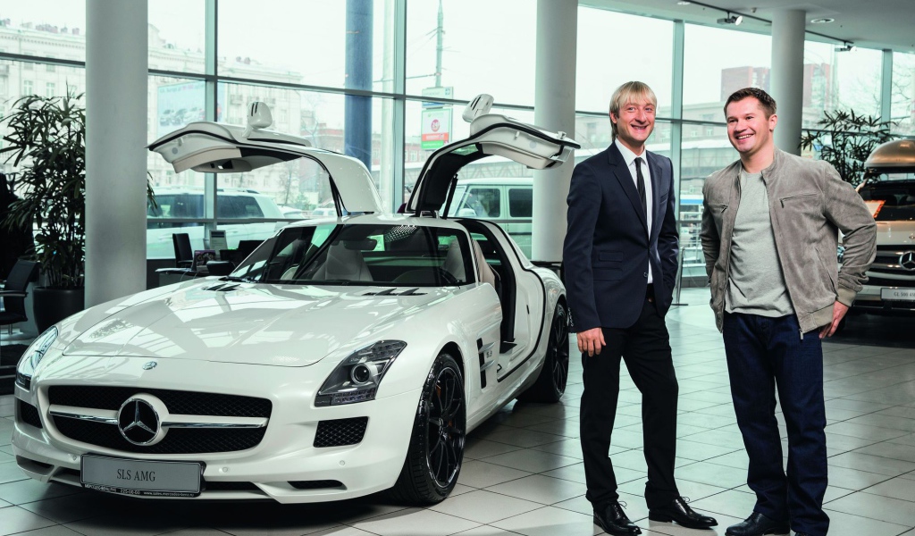 Евгений Плющенко в автосалоне