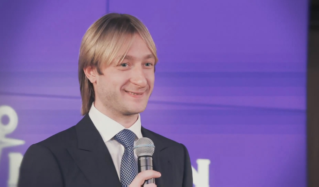 Евгений Плющенко с микрофоном