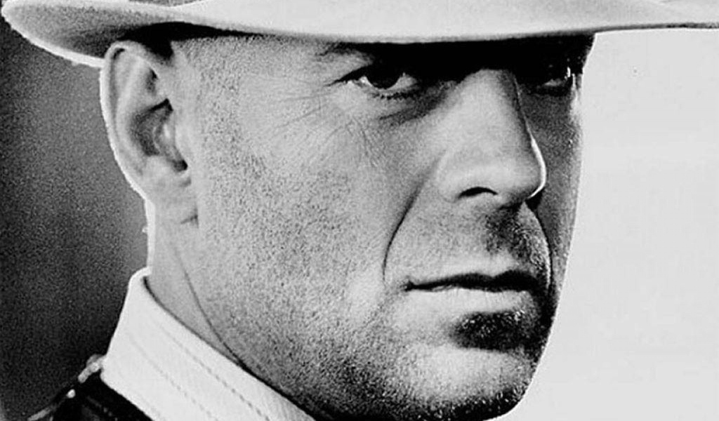 Известный актер Брюс Уиллис в белой шляпе