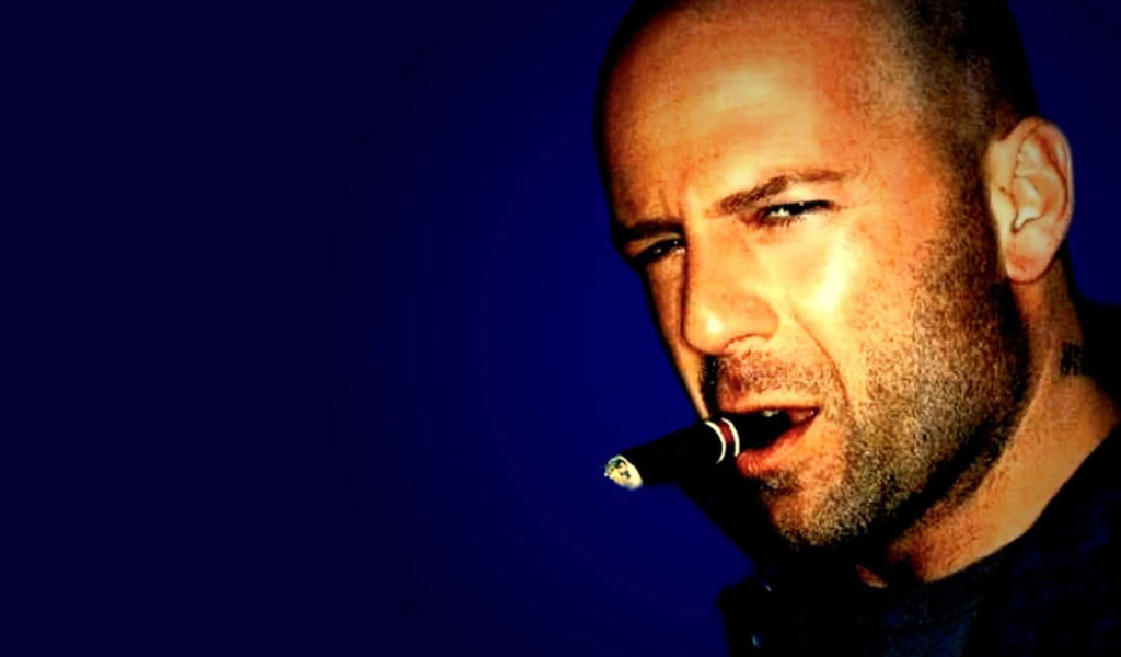 Известный актер Брюс Уиллис курит сигару