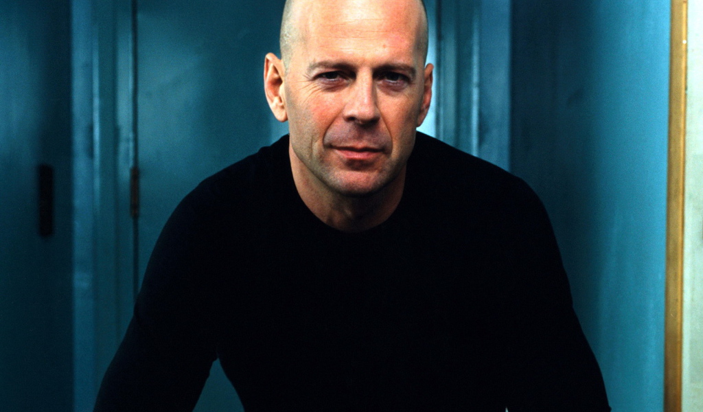 Известный киноактер Брюс Уиллис в голубой комнате