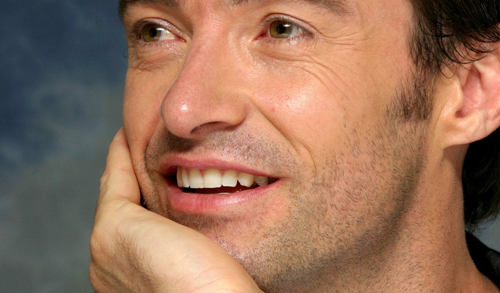 Хью Джекман улыбается