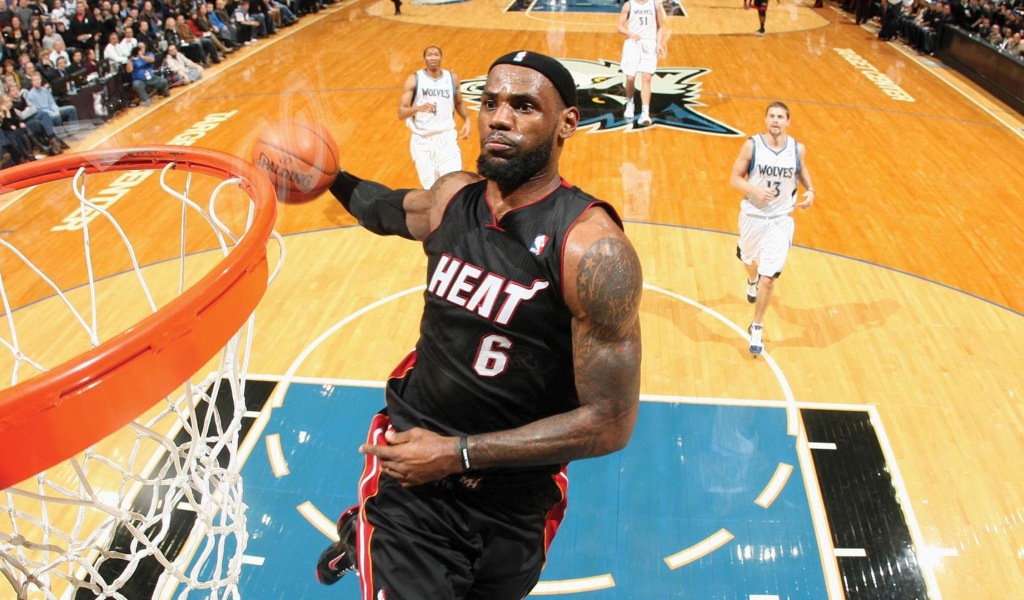 Леброн Джеймс на баскетбольной площадке