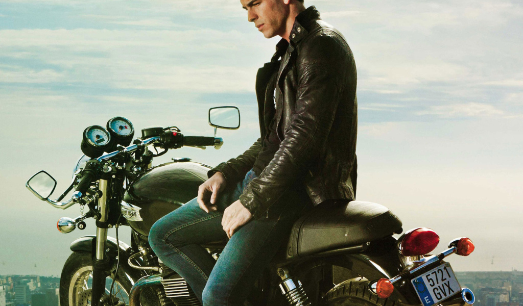 Марио Касас и мотоцикл