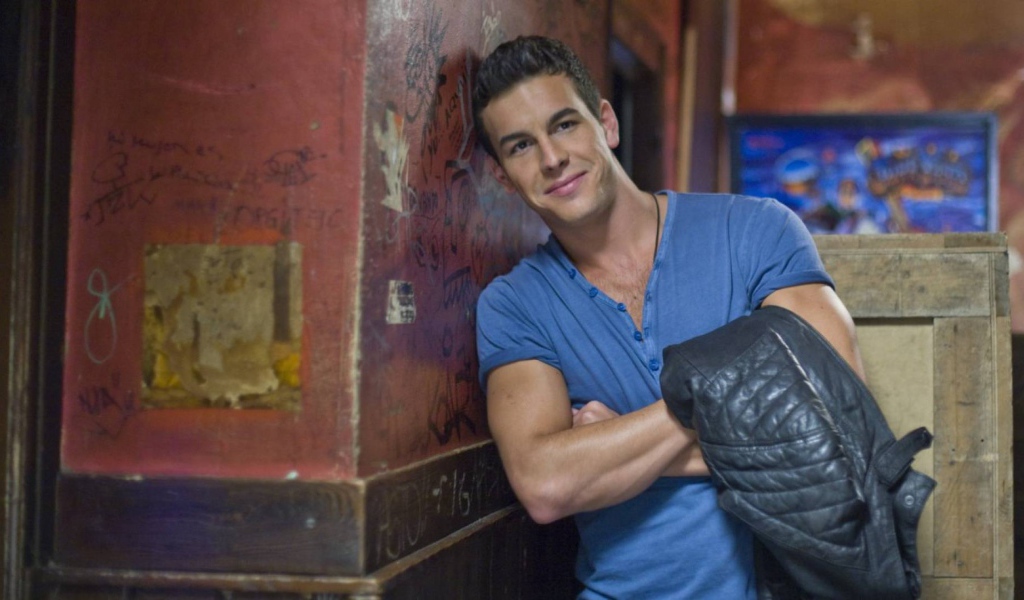 Марио Касас в синей футболке