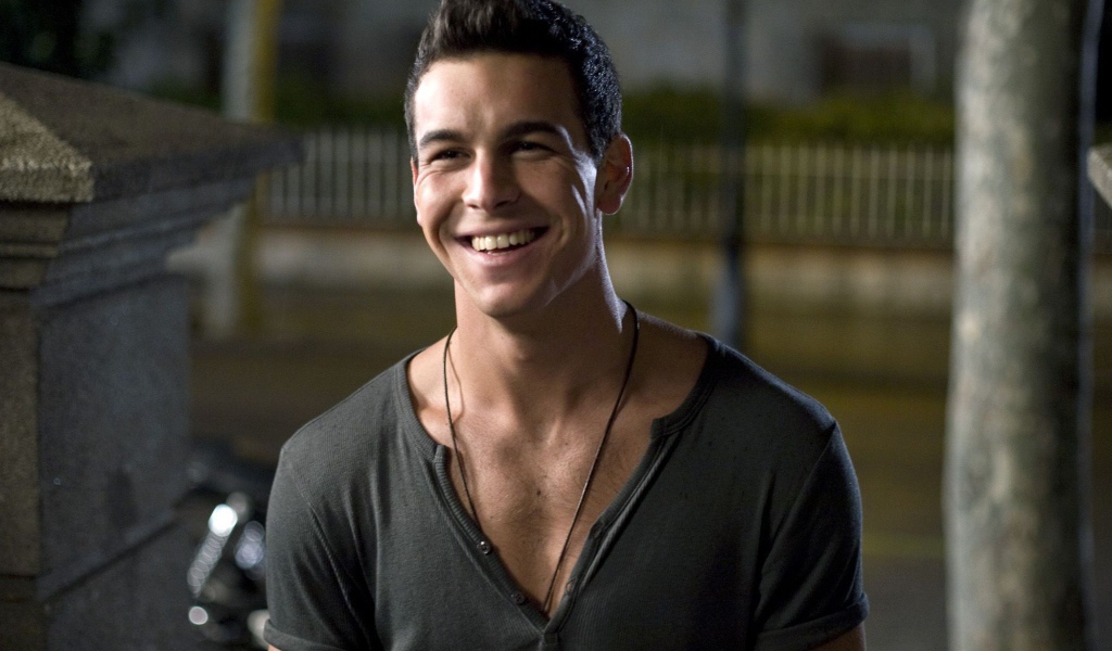 Марио Касас улыбается