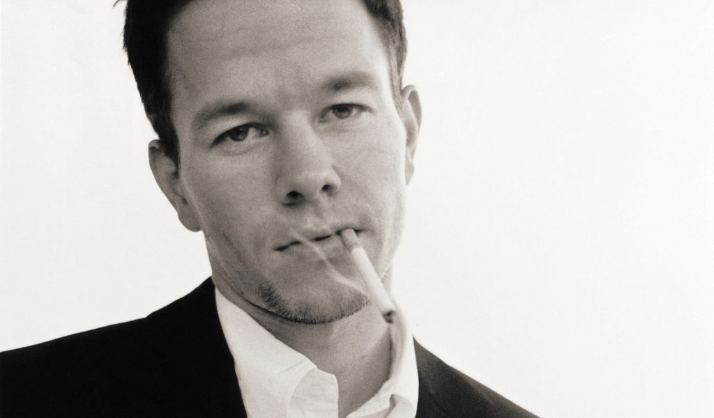 Марк Уолберг курит