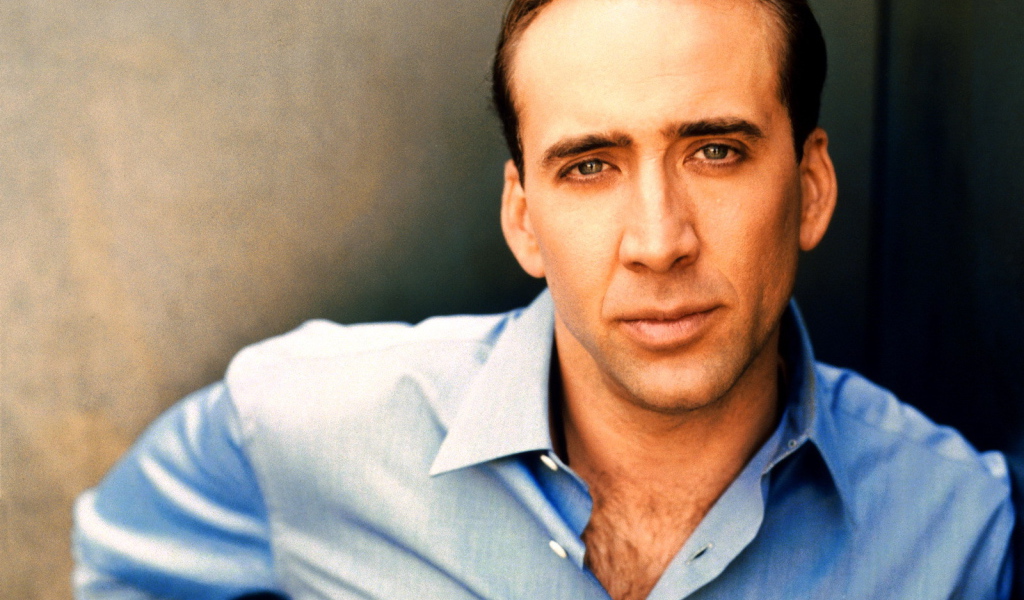 Николас Кейдж в синей рубашке