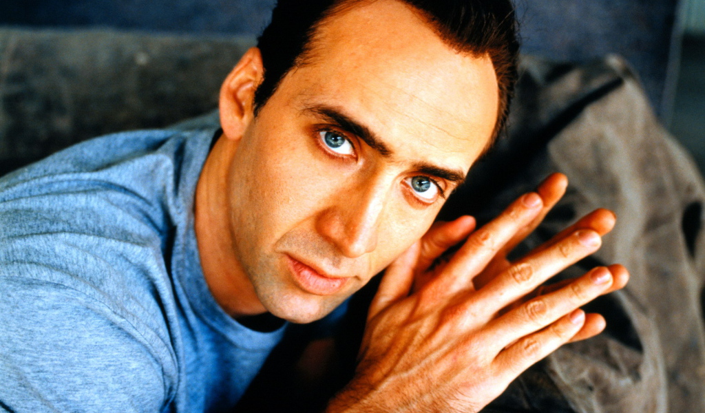 Николас Кейдж на диване