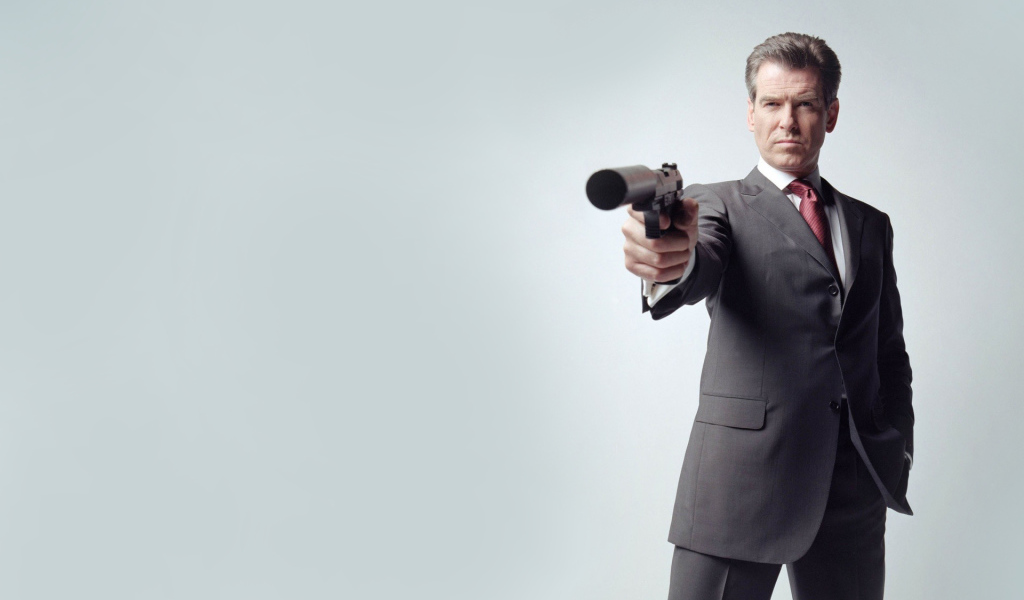 Пирс Борснан с пистолетом