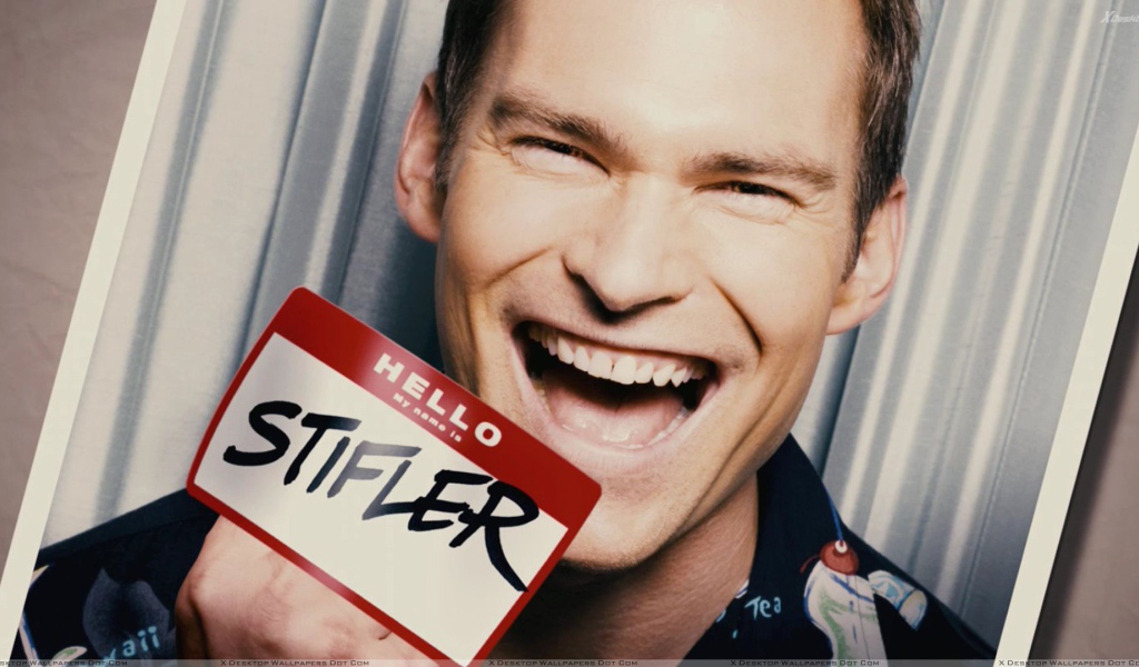 Шонн Уильям Скотт улыбается