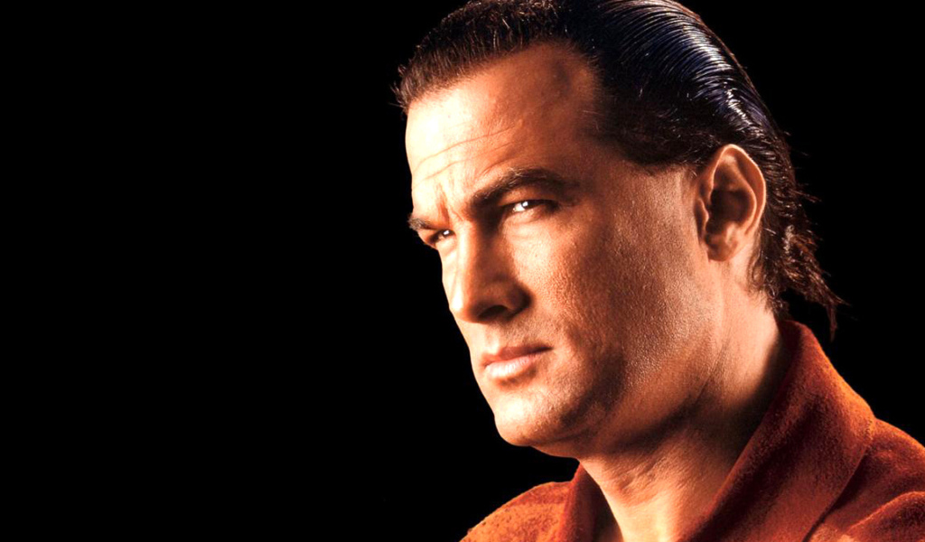 Стивен Сигал на темном фоне