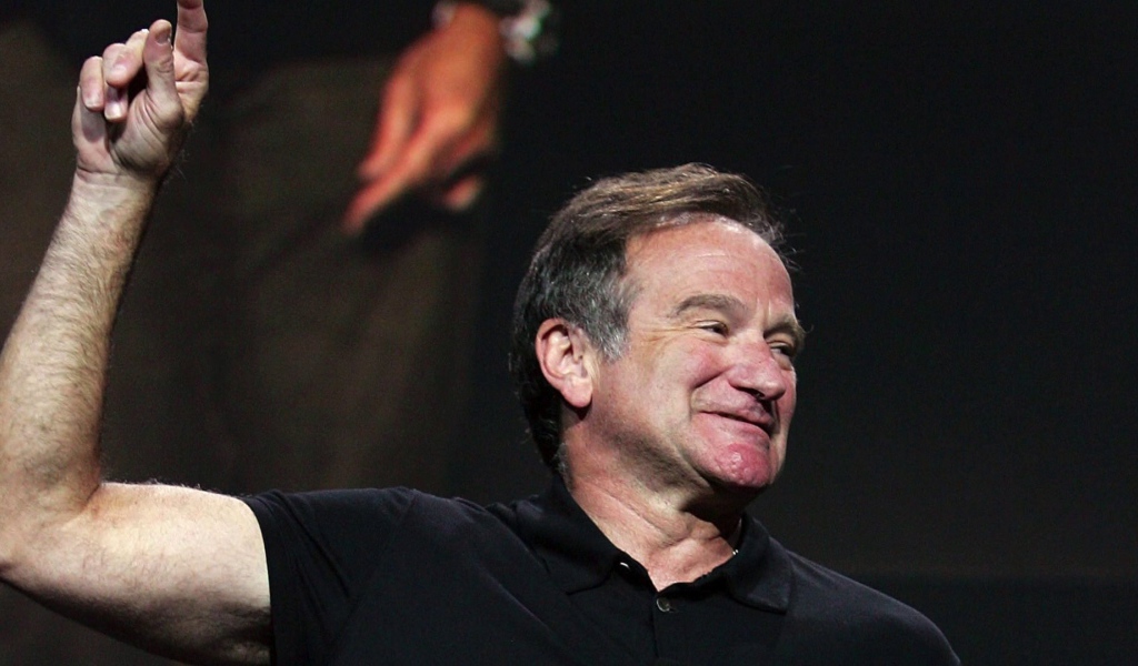 Знаменитый Робин Уильямс показывает рукой вверх