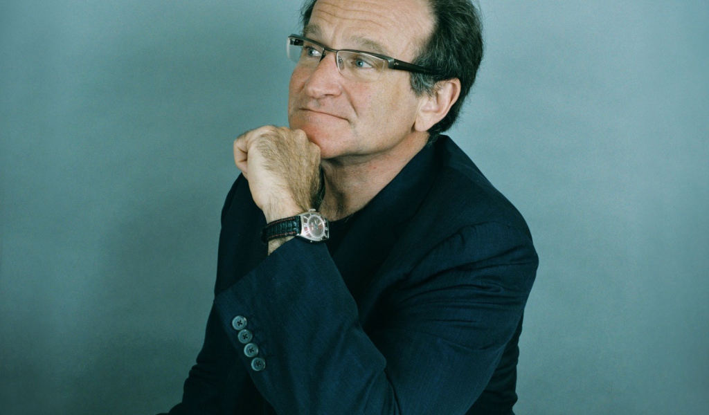 Задумчивый Робин Уильямс в очках