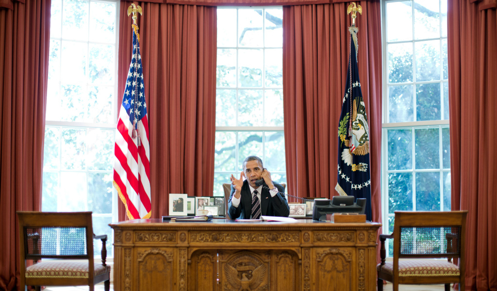 Барак Обама в кабинете