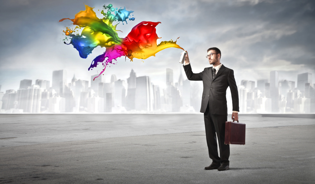 Мужчина распыляет краски