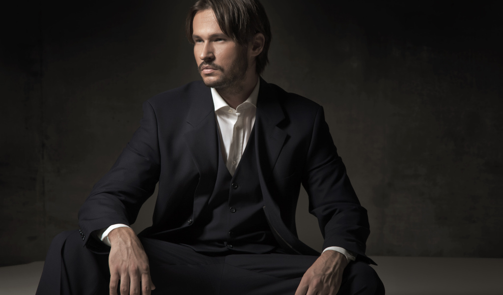 Мужчина с усами