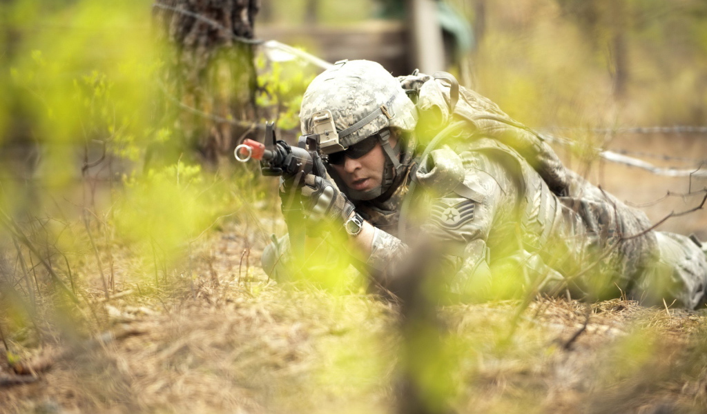 Солдат с автоматом