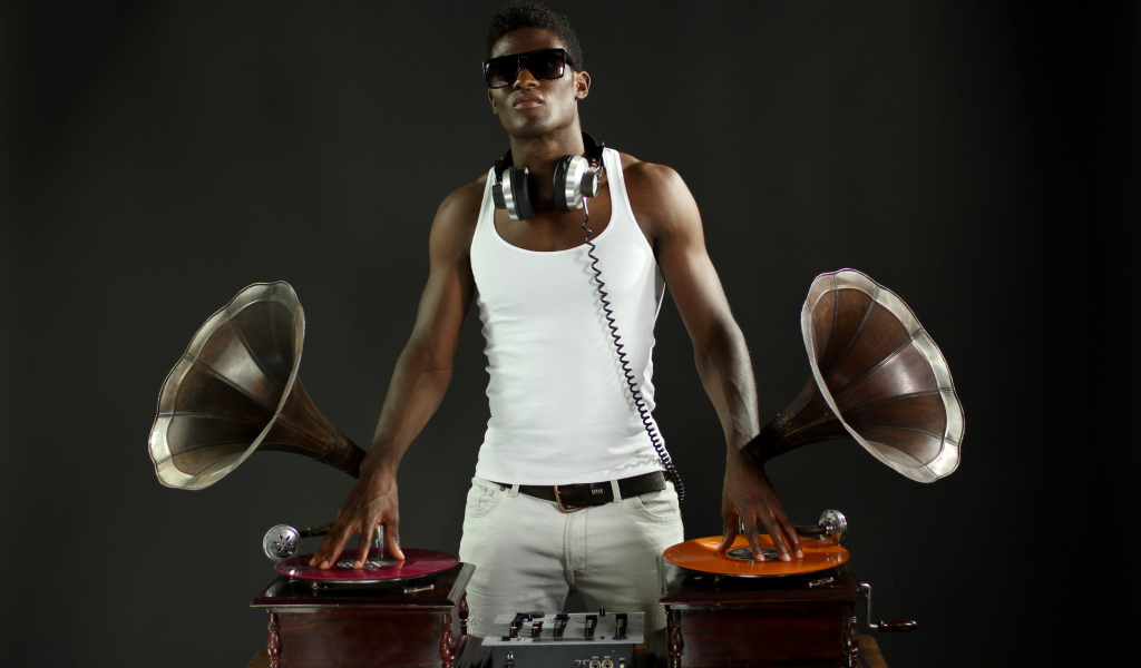 Темнокожий диджей