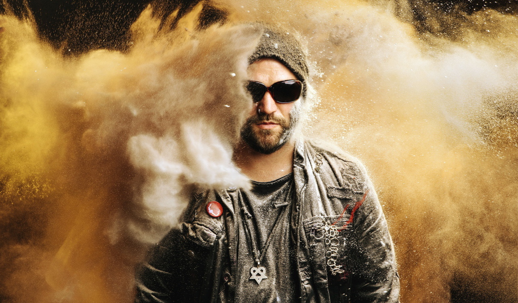 Человек на фоне песка