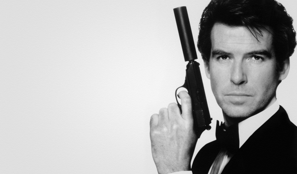 Пирс Броснан с пистолетом