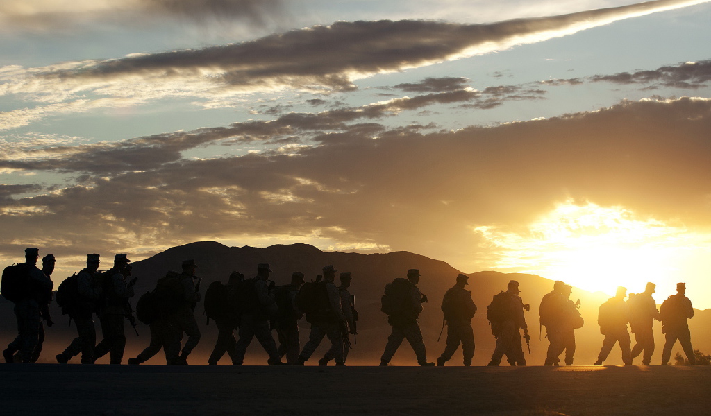 Солдаты идут на закате солнца