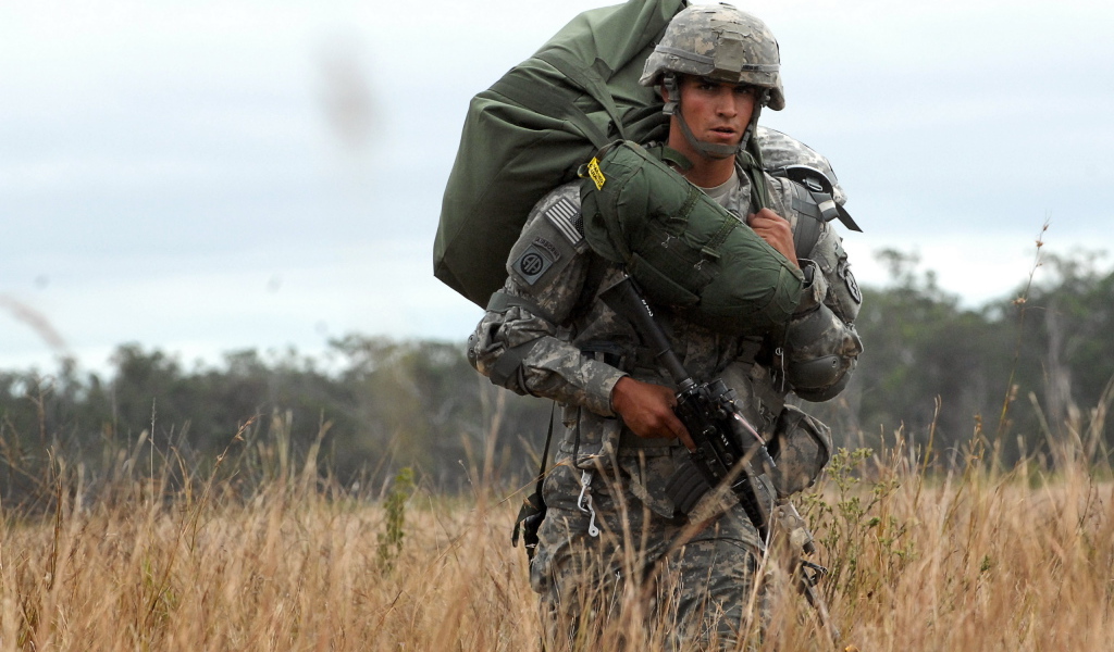 Солдат в траве