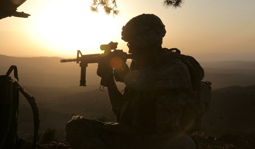 Солдат с оружием на закате