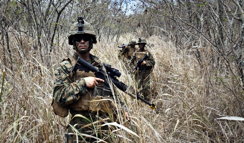 Солдаты с оружием на войне