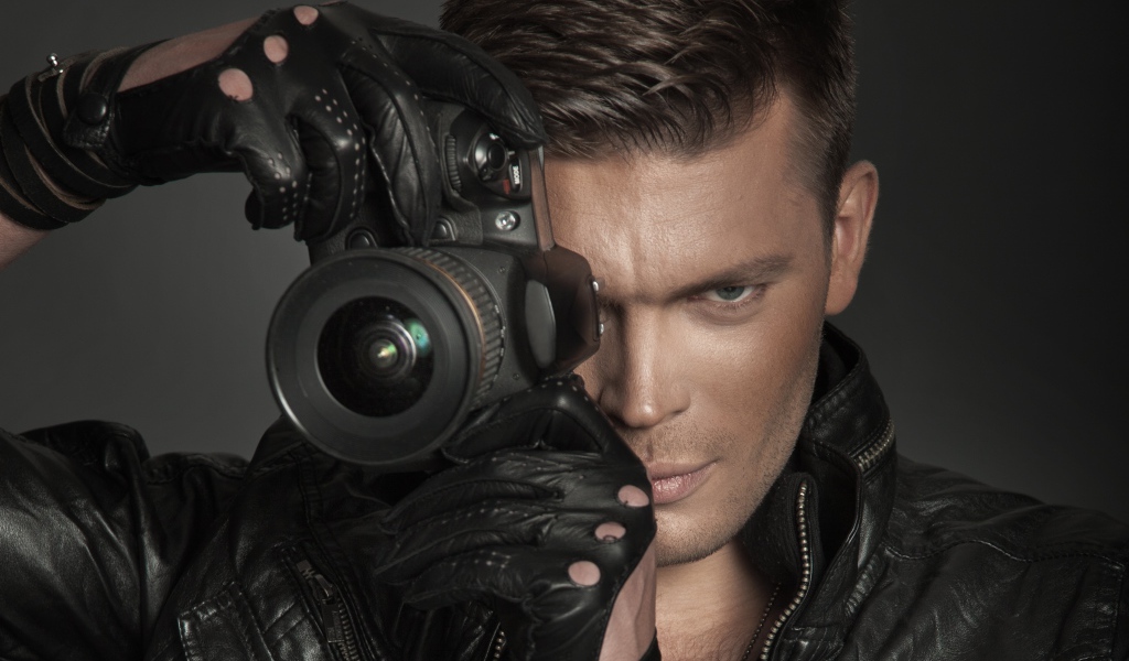 Парень с фотокамерой