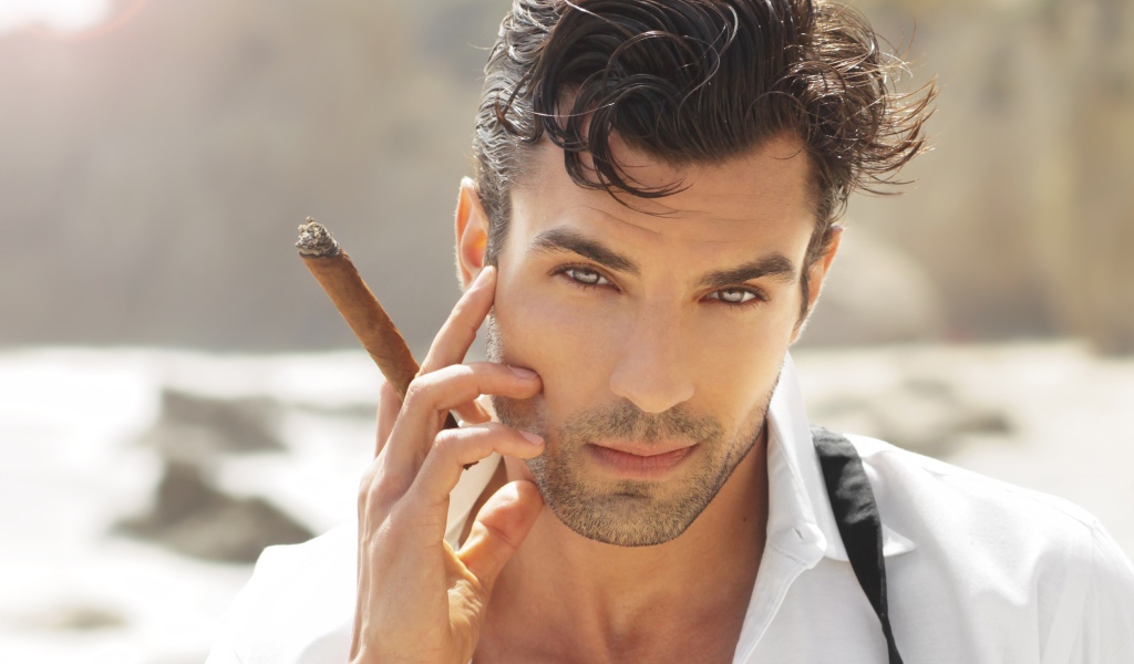 Парень с сигарой в белой рубашке