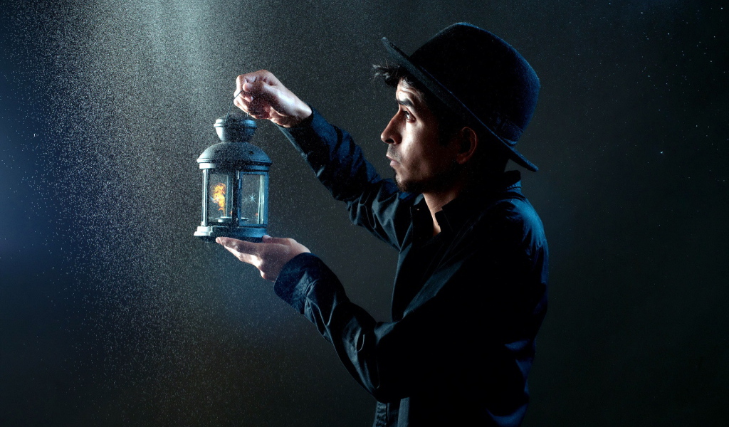 Парень с лампой