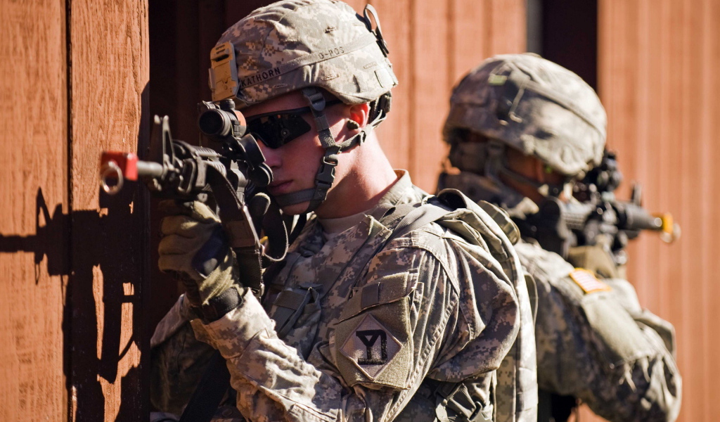 Солдаты целятся из винтовки