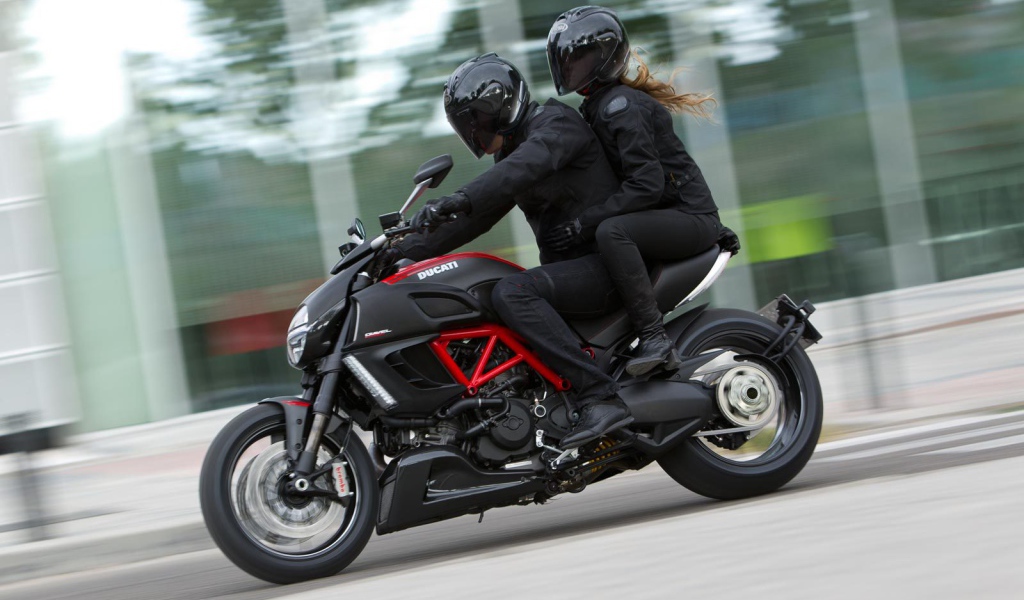 Красивый мотоцикл Ducati Diavel