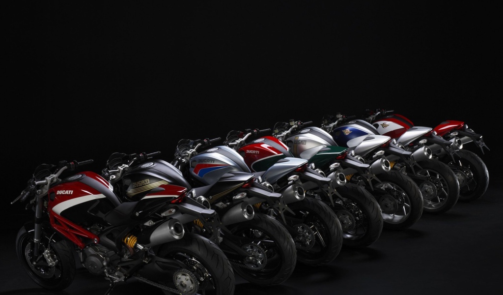 Красивый мотоцикл Ducati Monster Diesel