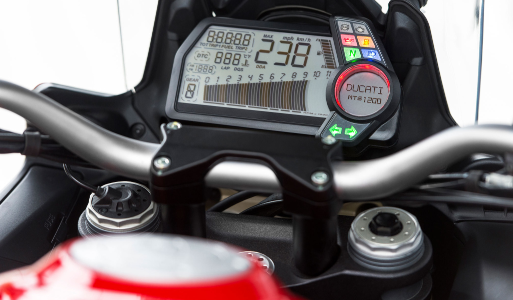 Красивый мотоцикл Ducati Multistrada 1200 S Granturismo