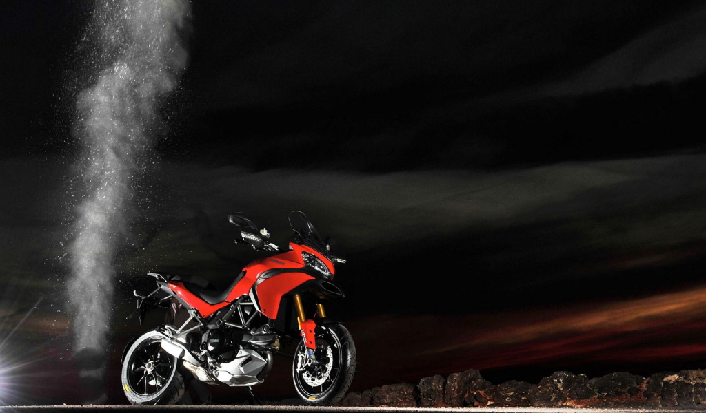 Красивый мотоцикл Ducati Multistrada 1200