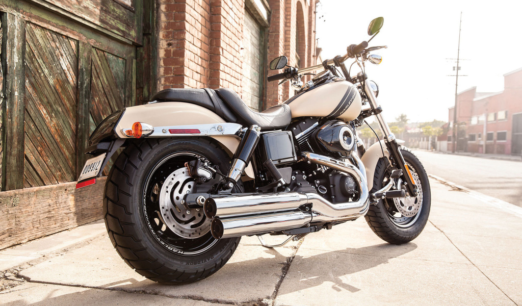 Красивый мотоцикл Harley-Davidson Dyna Fat Bob