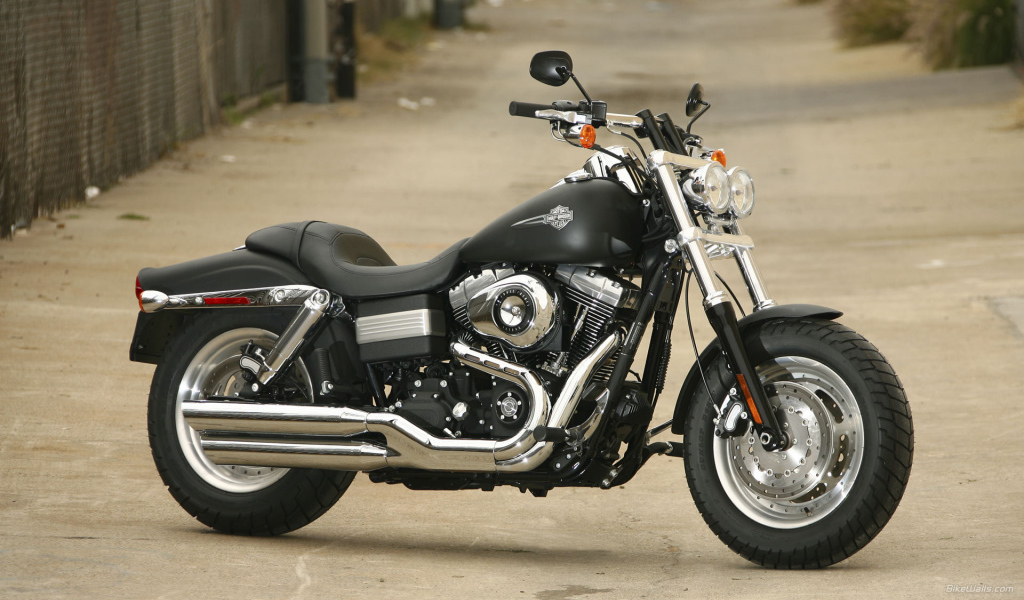 Красивый мотоцикл Harley-Davidson Dyna Super Glide Custom