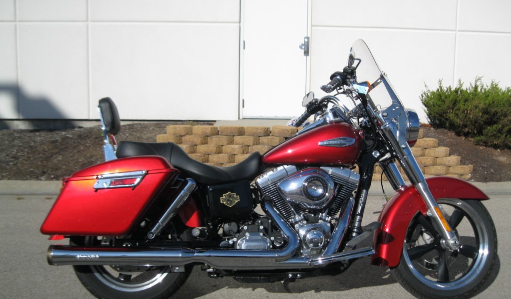 Красивый мотоцикл Harley-Davidson Dyna Switchback