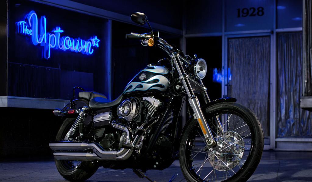 Красивый мотоцикл Harley-Davidson Dyna Switchback