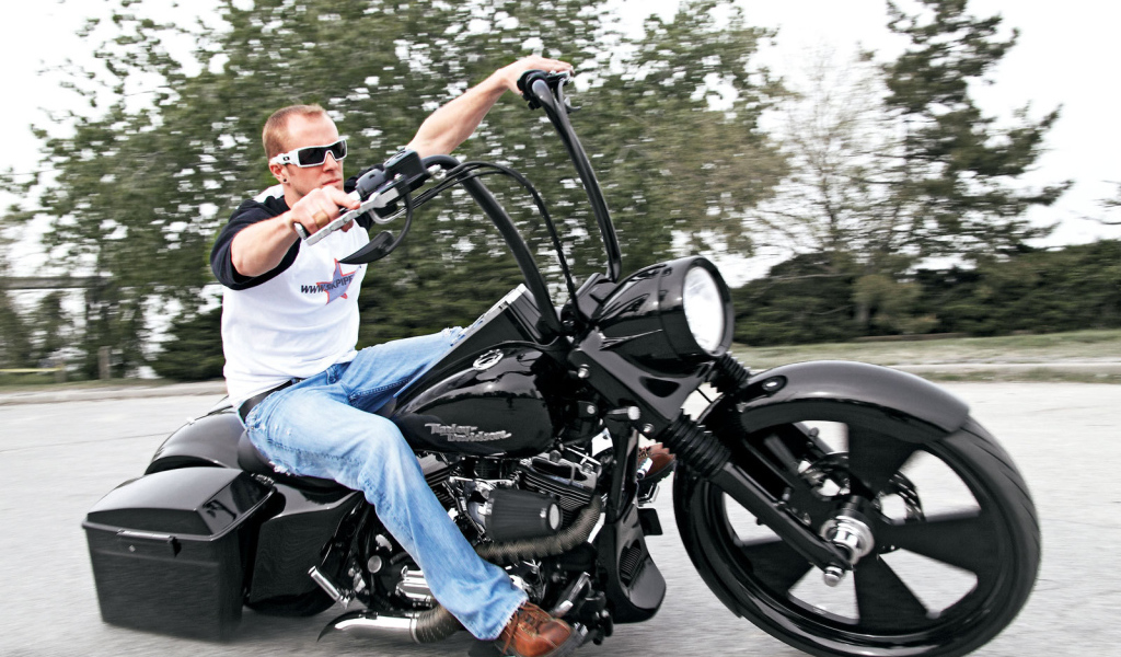 Красивый мотоцикл Harley-Davidson Road King Anniversary Edition