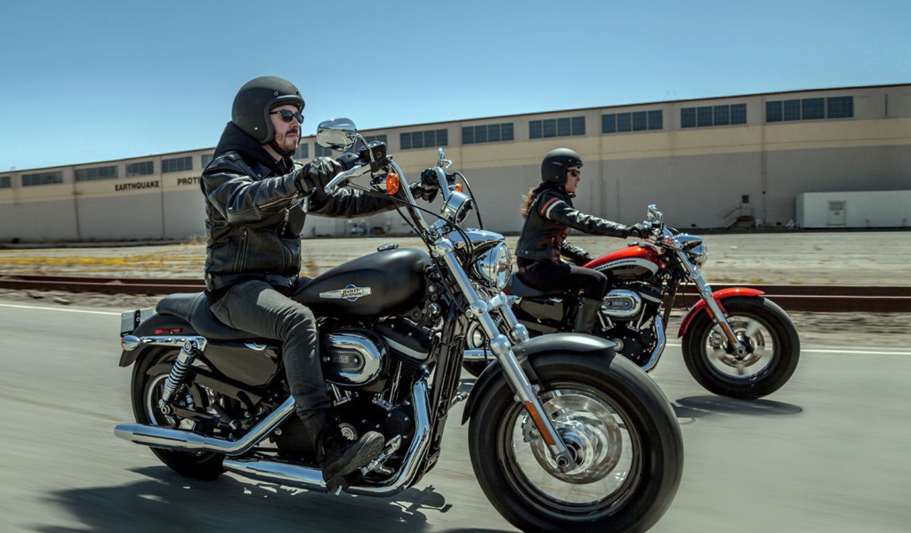 Красивый мотоцикл Harley-Davidson XL 1200C Sportster Custom