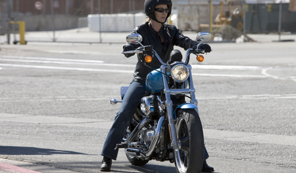 Красивый мотоцикл Harley-Davidson XL 883L Sportster