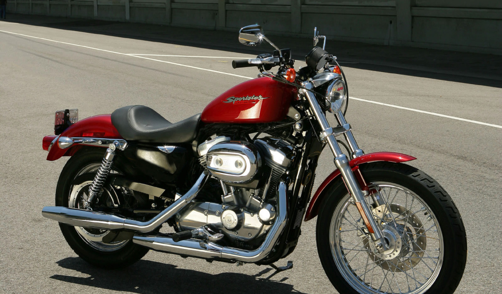 Красивый мотоцикл Harley-Davidson XL 883R Sportster Roadster