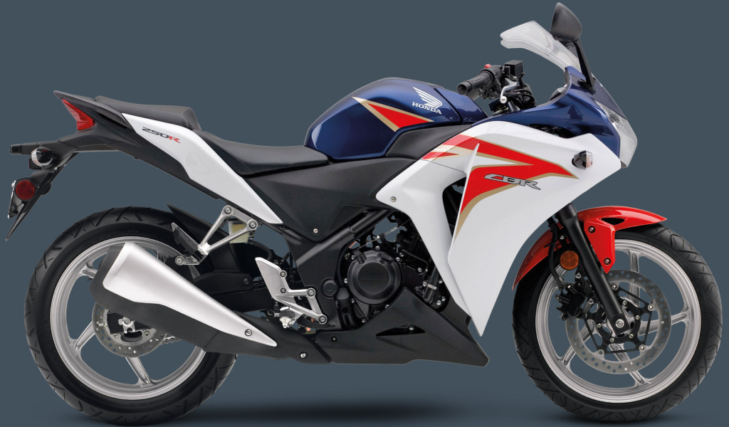 Красивый мотоцикл Honda CBR 250 R