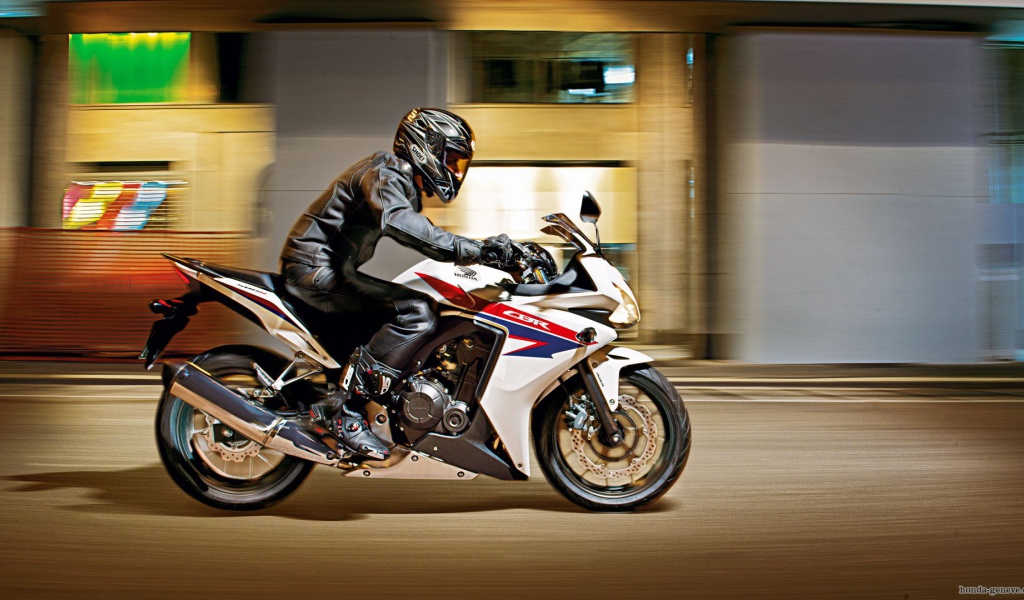 Красивый мотоцикл Honda CBR 500 R