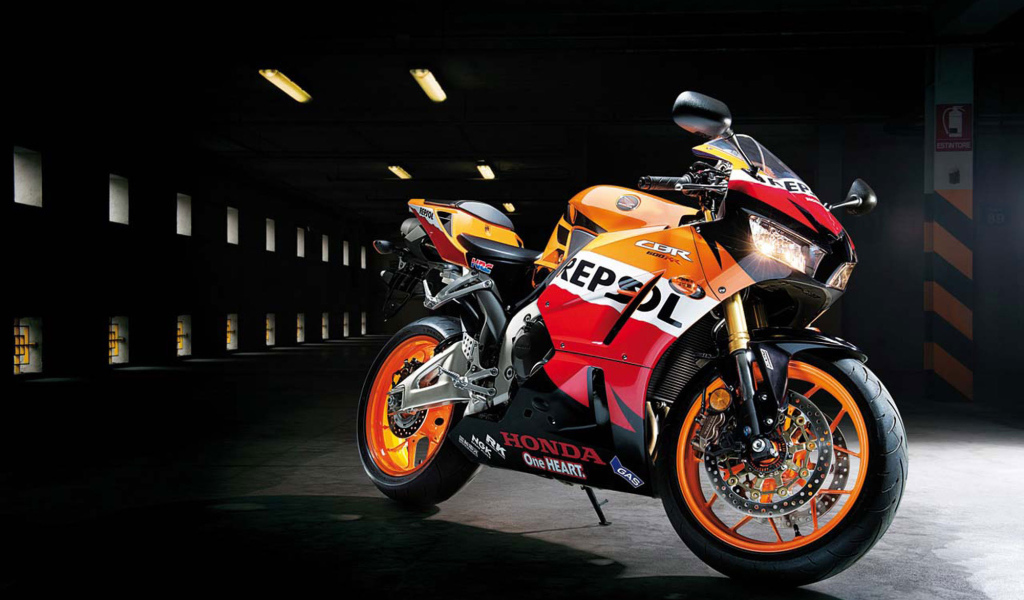Красивый мотоцикл Honda CBR 600 RR