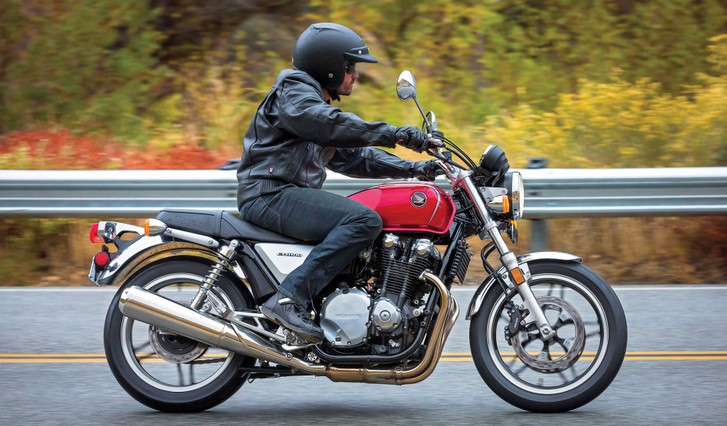 Красивый мотоцикл Honda CB 1100