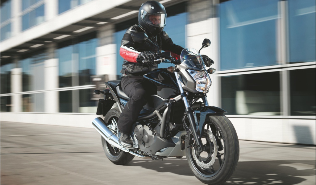 Красивый мотоцикл Honda NC 700 S